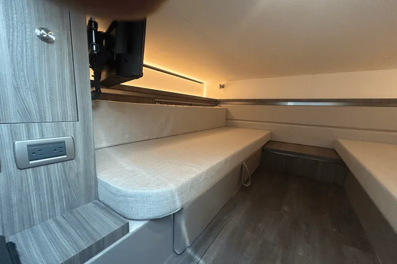 Slide: The Image of Sea Ray 320 DA OB 2023 - 13