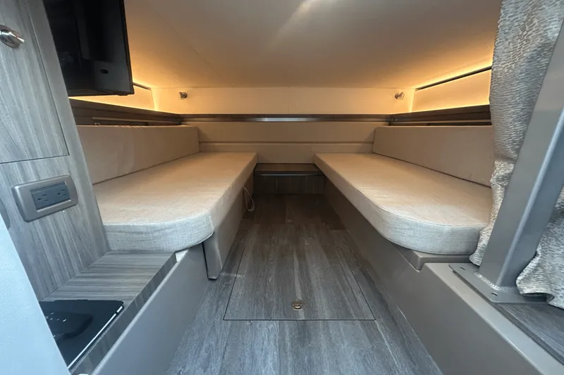 Slide: The Image of Sea Ray 320 DA OB 2023 - 14