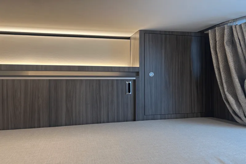 Slide: The Image of Sea Ray 320 DA OB 2023 - 16