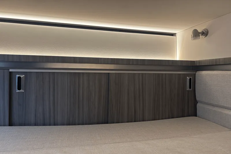 Slide: The Image of Sea Ray 320 DA OB 2023 - 18