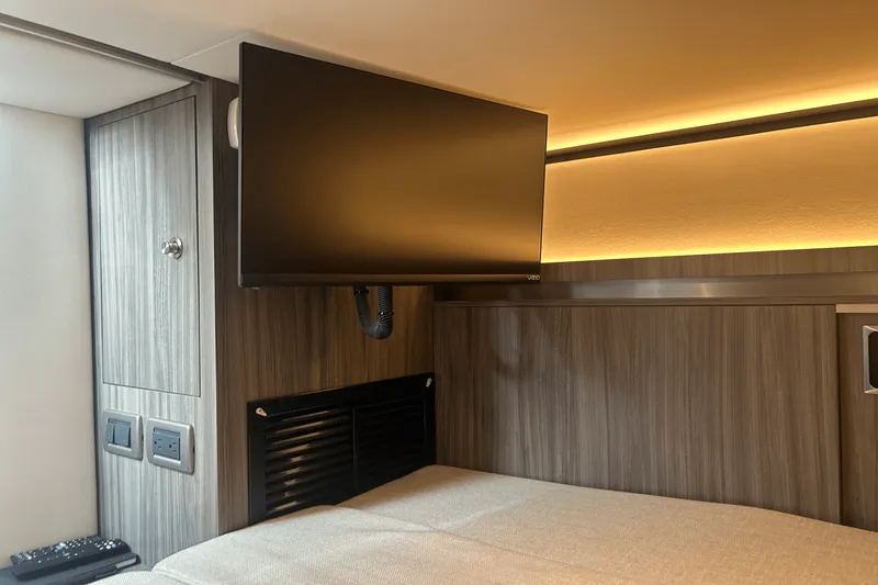 Slide: The Image of Sea Ray 320 DA OB 2023 - 19