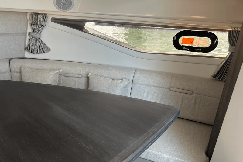 Slide: The Image of Sea Ray 320 DA OB 2023 - 23