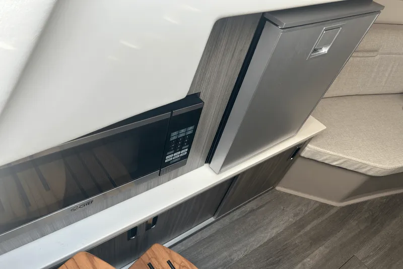 Slide: The Image of Sea Ray 320 DA OB 2023 - 25