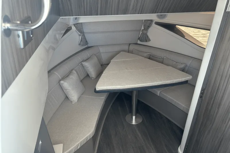 Slide: The Image of Sea Ray 320 DA OB 2023 - 27