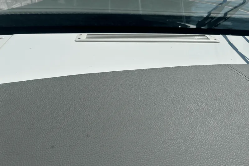 Slide: The Image of Sea Ray 320 DA OB 2023 - 28