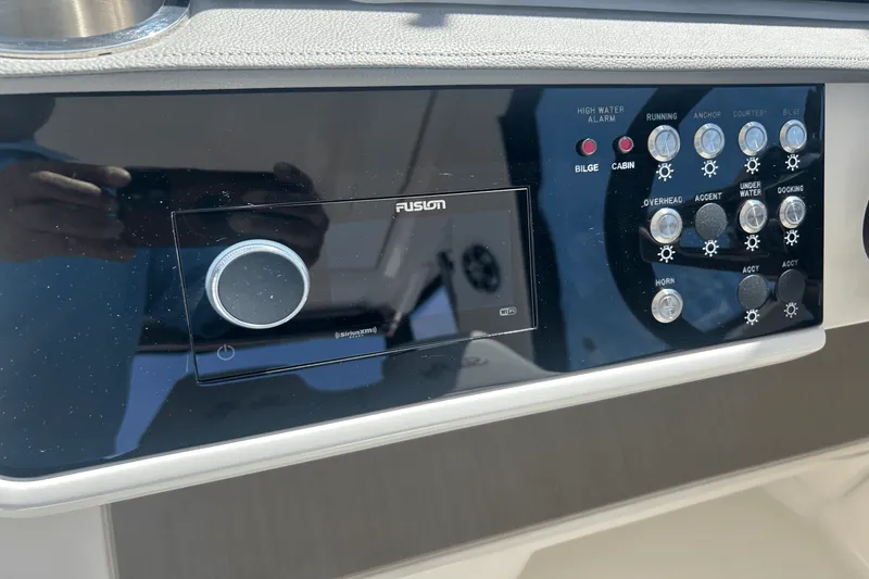 Slide: The Image of Sea Ray 320 DA OB 2023 - 29