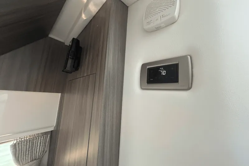 Slide: The Image of Sea Ray 320 DA OB 2023 - 3