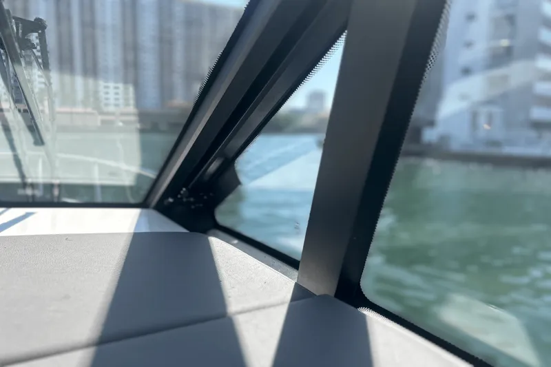 Slide: The Image of Sea Ray 320 DA OB 2023 - 31