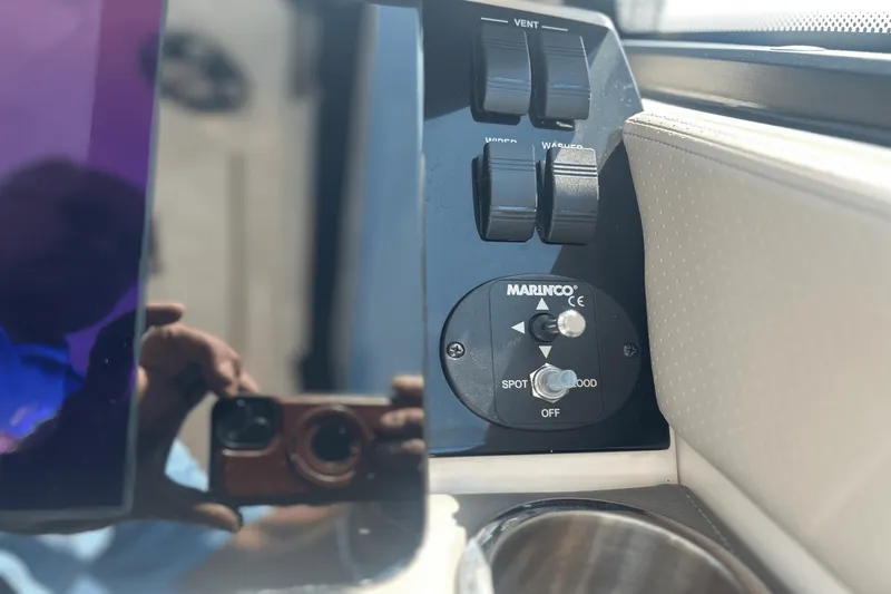 Slide: The Image of Sea Ray 320 DA OB 2023 - 32