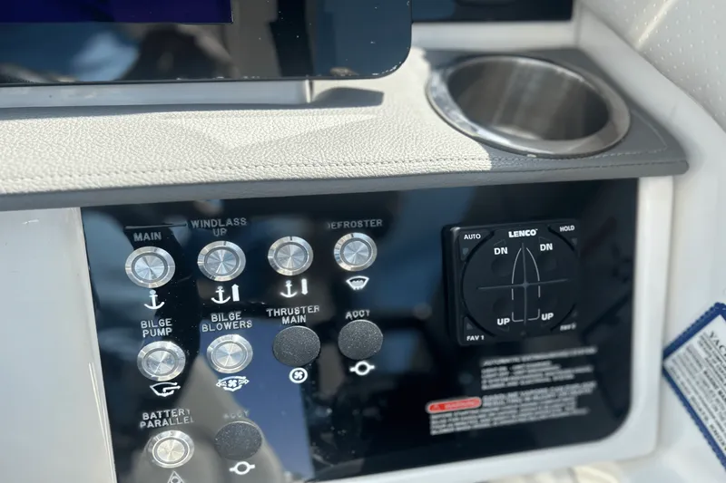 Slide: The Image of Sea Ray 320 DA OB 2023 - 33