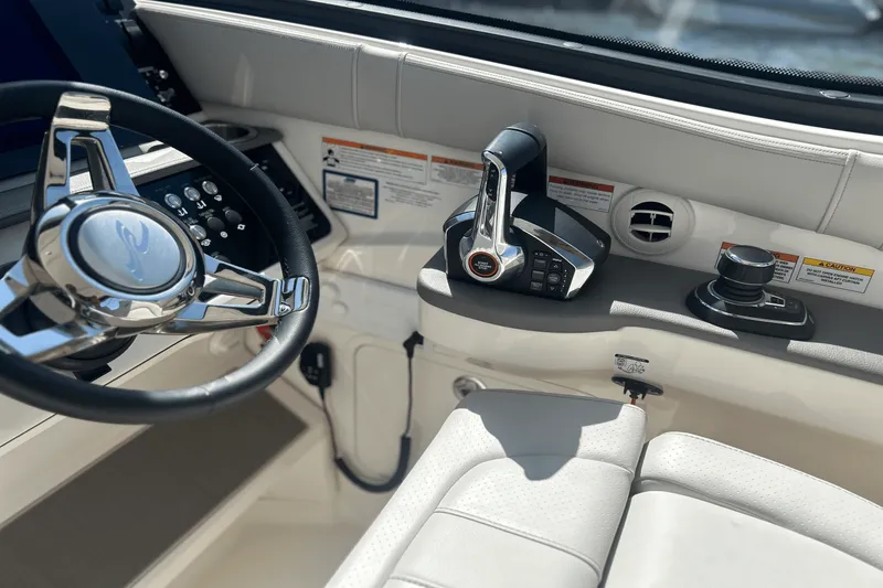 Slide: The Image of Sea Ray 320 DA OB 2023 - 35