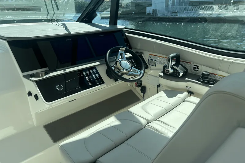 Slide: The Image of Sea Ray 320 DA OB 2023 - 36