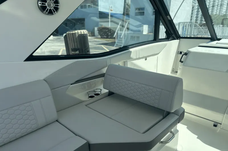 Slide: The Image of Sea Ray 320 DA OB 2023 - 38