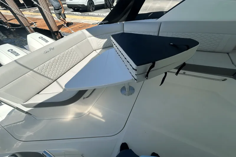 Slide: The Image of Sea Ray 320 DA OB 2023 - 41