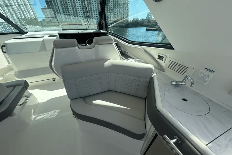 Slide: The Image of Sea Ray 320 DA OB 2023 - 42