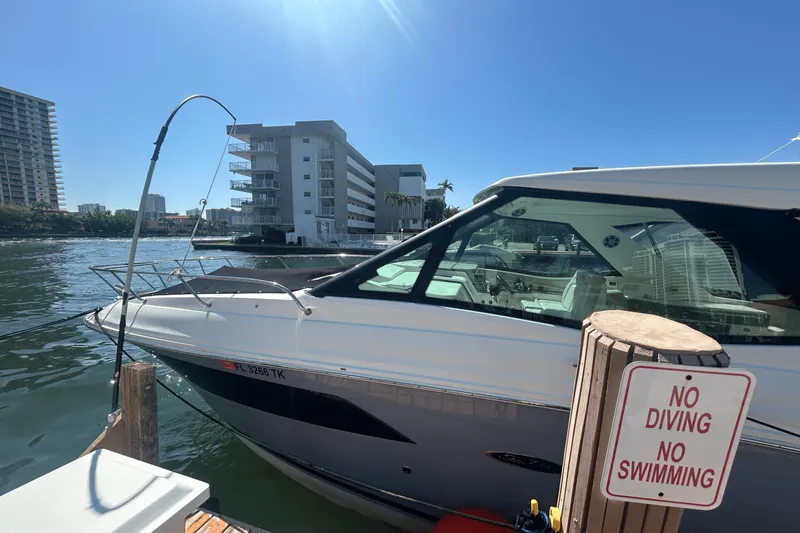 Slide: The Image of Sea Ray 320 DA OB 2023 - 47