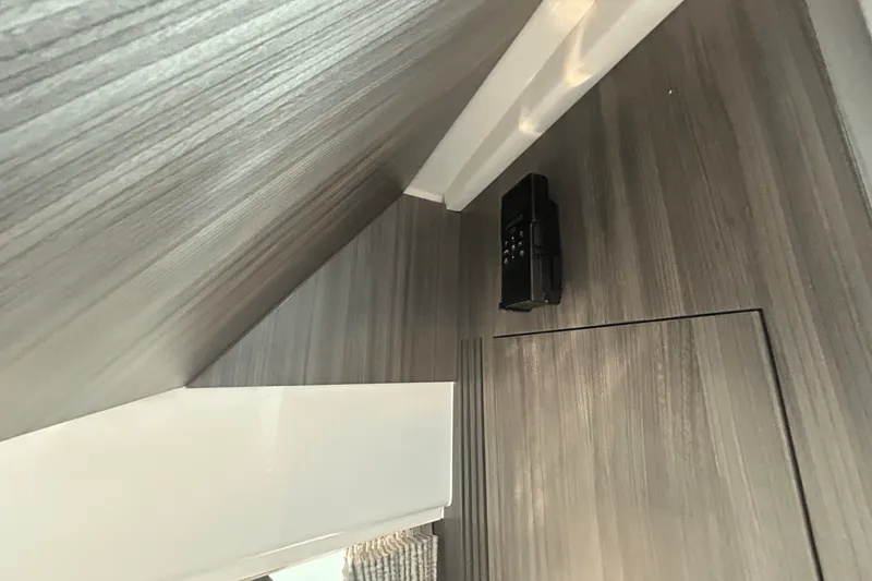 Slide: The Image of Sea Ray 320 DA OB 2023 - 9