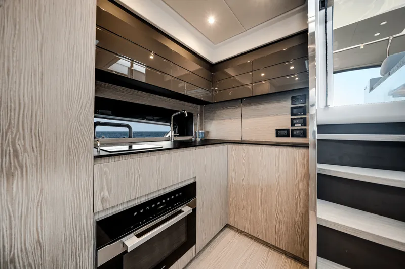 Slide: The Image of Azimut Atlantis 45 2024 - 15