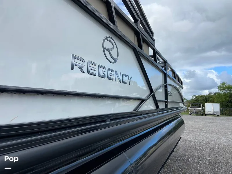 Slide: The Image of Regency 230 DL3 2020 - 11707205