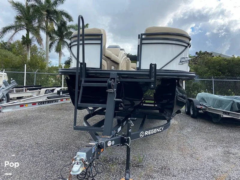 Slide: The Image of Regency 230 DL3 2020 - 11707215