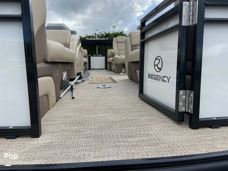 Slide: The Image of Regency 230 DL3 2020 - 11707226