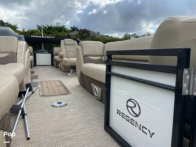 Slide: The Image of Regency 230 DL3 2020 - 11707229
