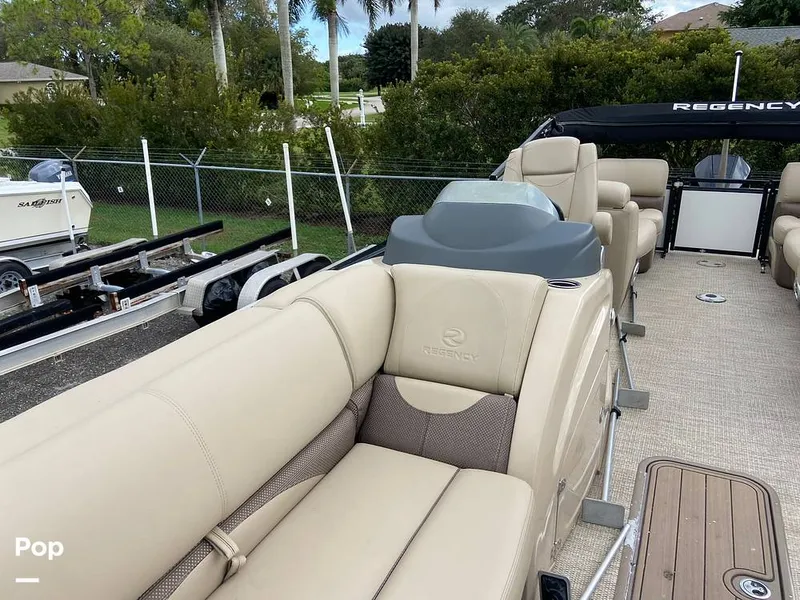 Slide: The Image of Regency 230 DL3 2020 - 11707233