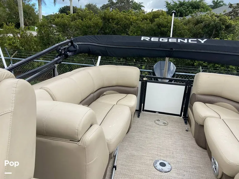 Slide: The Image of Regency 230 DL3 2020 - 11707247