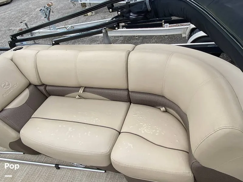 Slide: The Image of Regency 230 DL3 2020 - 11707253