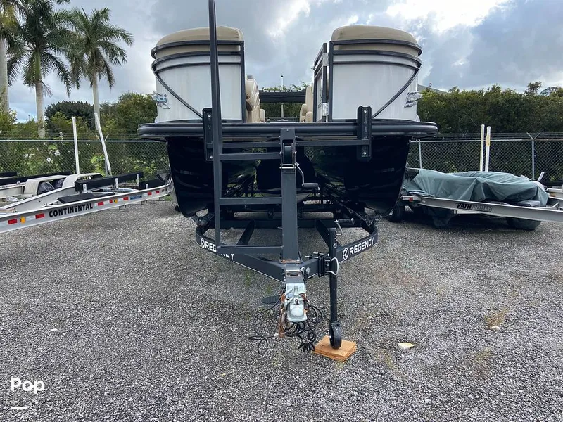 Slide: The Image of Regency 230 DL3 2020 - 11722000