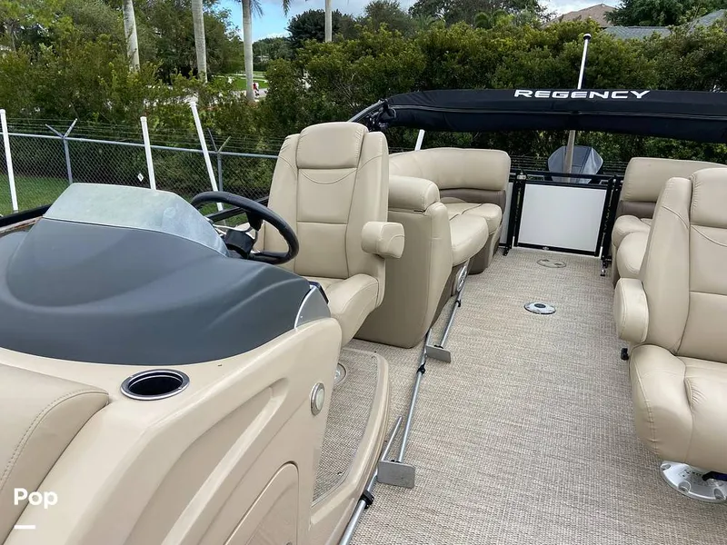 Slide: The Image of Regency 230 DL3 2020 - 11707236