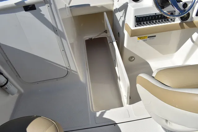 Slide: The Image of Key West Boats 211DC 2017 - 39