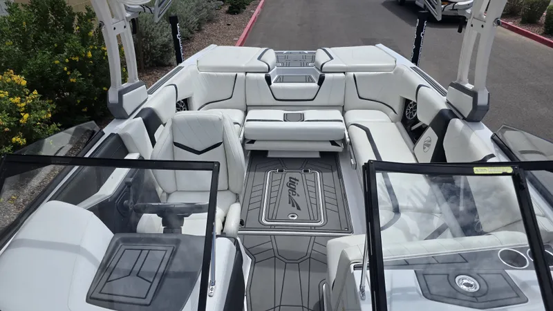Slide: The Image of Tige Boats 22 rxz 2020 - 13