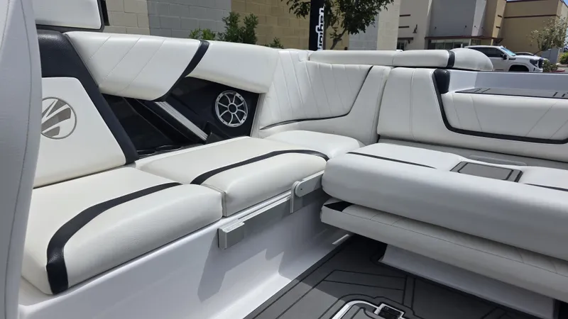 Slide: The Image of Tige Boats 22 rxz 2020 - 10