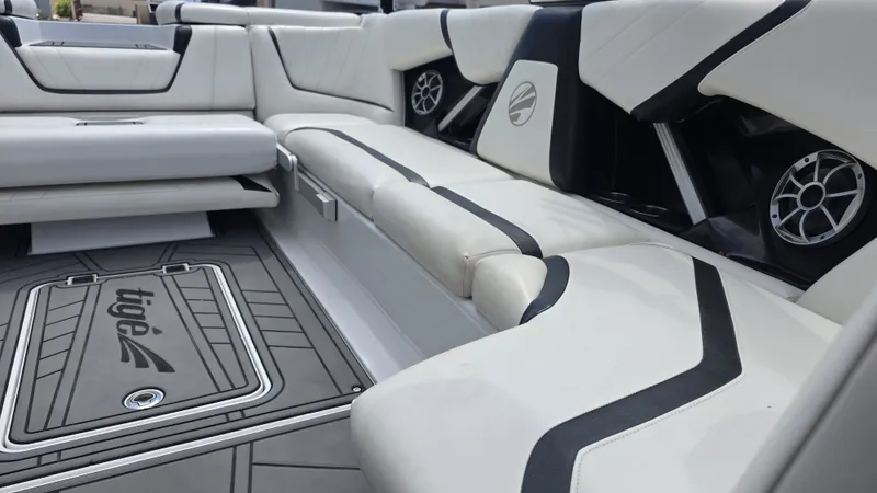 Slide: The Image of Tige Boats 22 rxz 2020 - 11