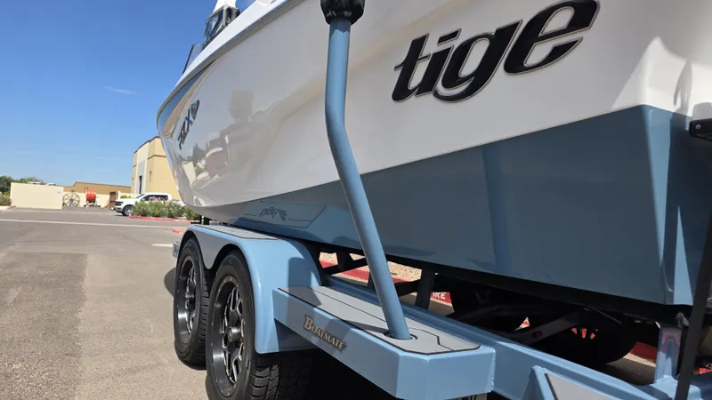 Slide: The Image of Tige Boats 22 rxz 2020 - 2