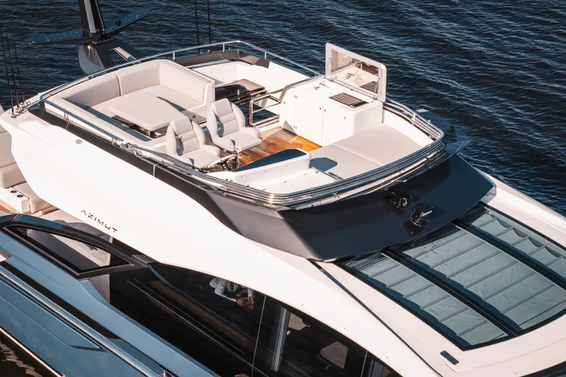 Slide: The Image of Azimut S8 2025 - 15