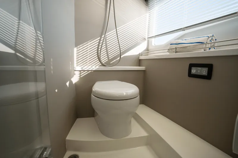 Slide: The Image of Galeon 410 HTC 2021 - 38