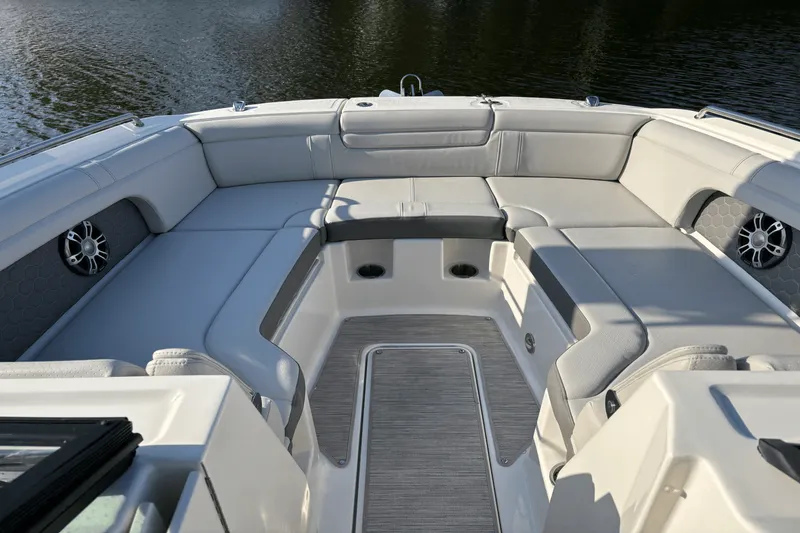 Slide: The Image of Sea Ray 290 SDX OB 2023 - 13