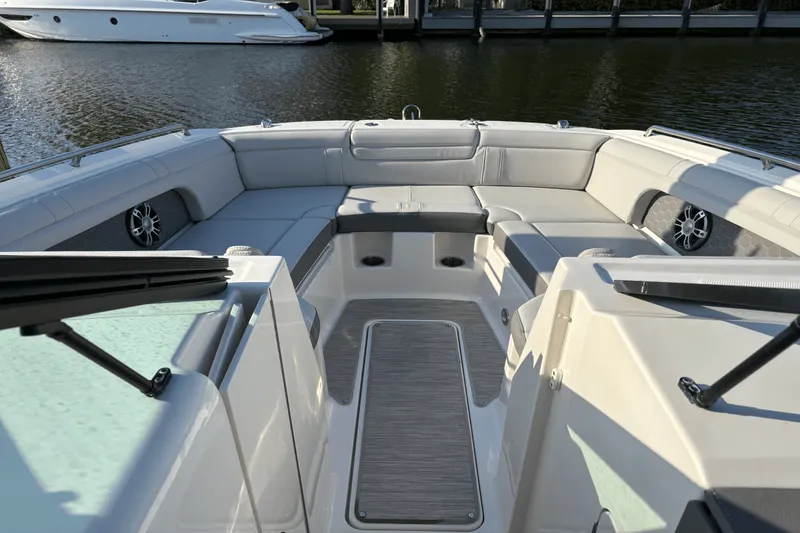Slide: The Image of Sea Ray 290 SDX OB 2023 - 14
