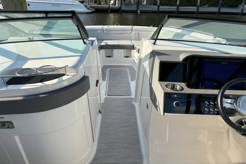 Slide: The Image of Sea Ray 290 SDX OB 2023 - 15