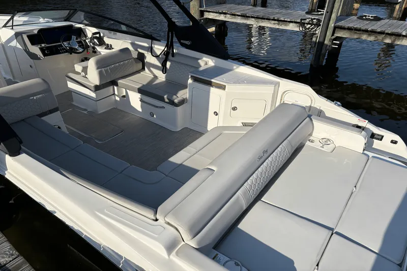 Slide: The Image of Sea Ray 290 SDX OB 2023 - 18