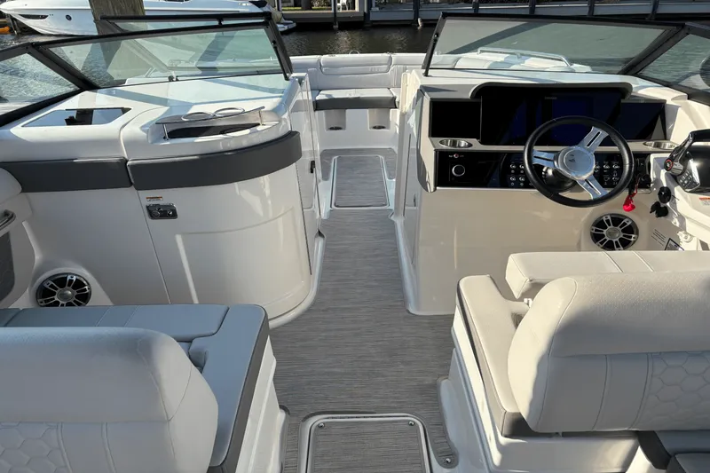 Slide: The Image of Sea Ray 290 SDX OB 2023 - 19