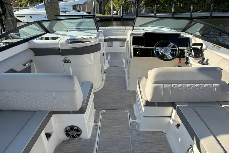 Slide: The Image of Sea Ray 290 SDX OB 2023 - 20