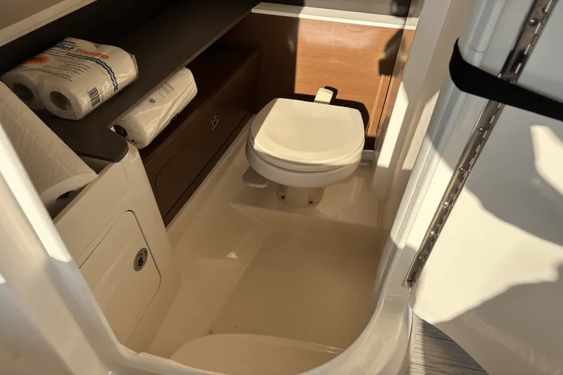 Slide: The Image of Sea Ray 290 SDX OB 2023 - 26