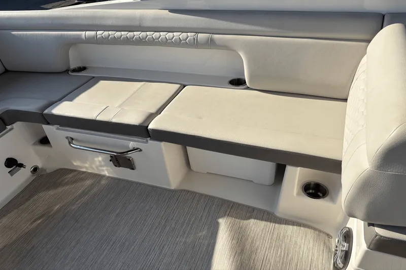 Slide: The Image of Sea Ray 290 SDX OB 2023 - 29