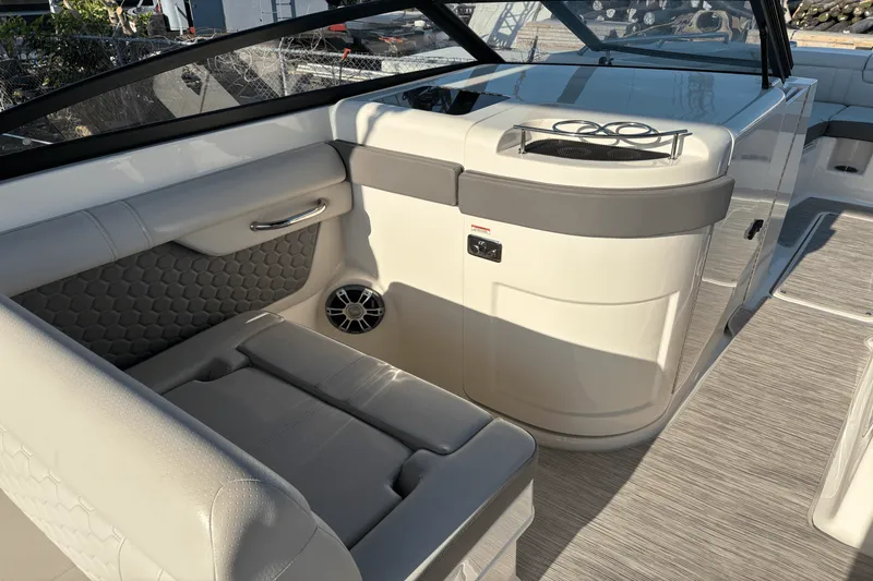 Slide: The Image of Sea Ray 290 SDX OB 2023 - 31