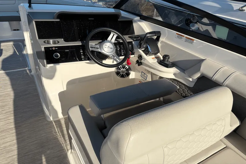 Slide: The Image of Sea Ray 290 SDX OB 2023 - 32