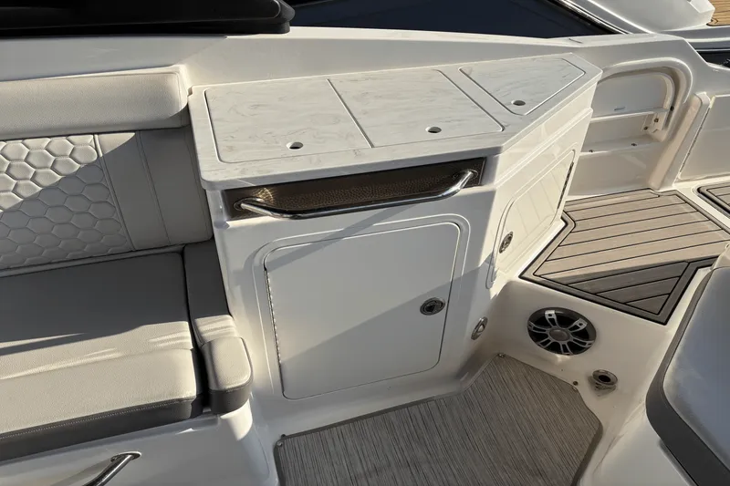 Slide: The Image of Sea Ray 290 SDX OB 2023 - 33