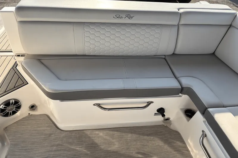 Slide: The Image of Sea Ray 290 SDX OB 2023 - 34